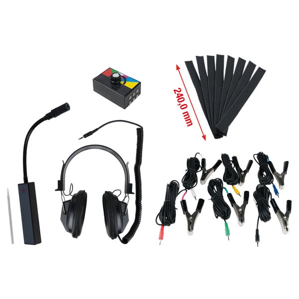 Ein Mann mit Kopfhörern untersucht mit einem Kfz-Stethoskop ein Auto von unten.