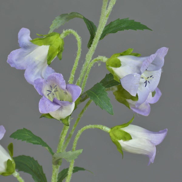 Künstliche Glockenblume mit violetten Blüten und grünen Blättern.