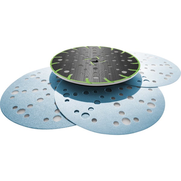 Ein Mann befestigt Schleifpapier an einem Rotationsschleifer.