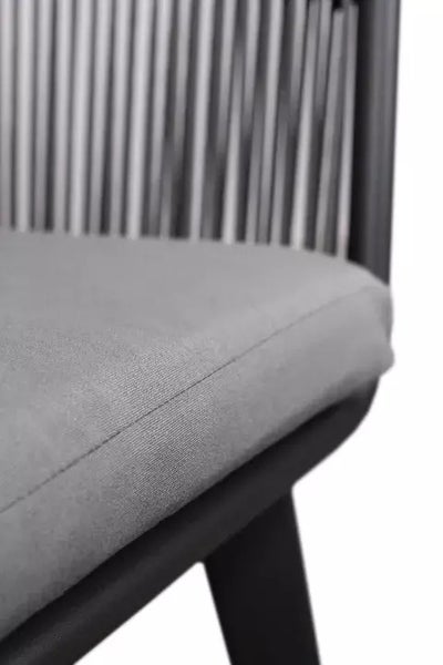 Detailaufnahme eines Stuhls mit grauem Sitzkissen und Rückenlehne.