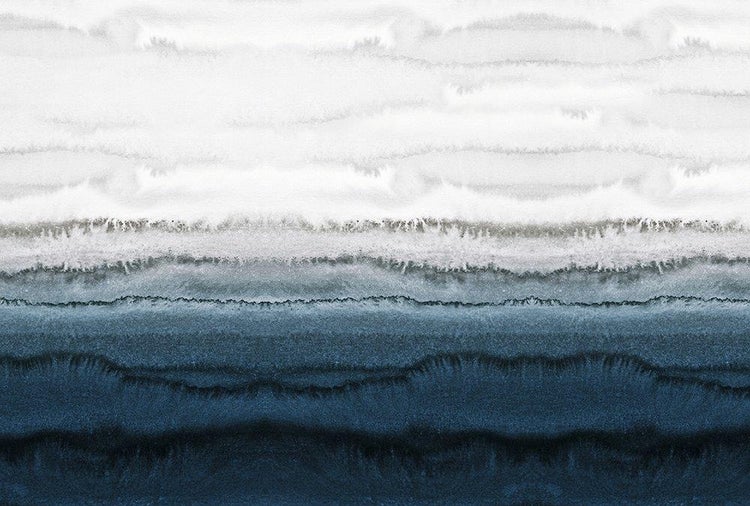 Abstrakte Tapete mit Aquarellmuster in horizontalen Schichten in Dunkelblau und Grau.