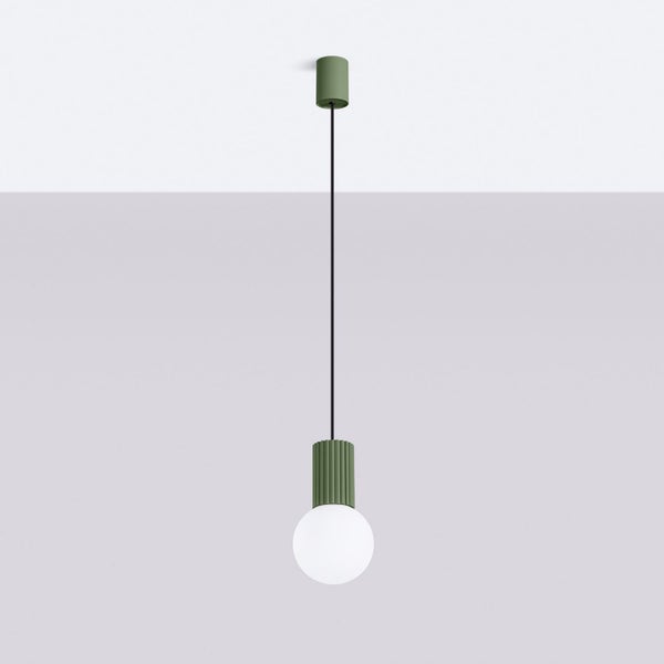 Moderne Pendelleuchte mit grünem geriffeltem Sockel, schwarzem Kabel und runder weißer Glaskugel.