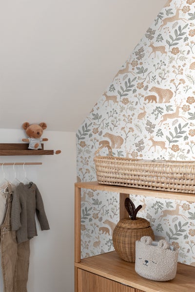 Kinderzimmer mit Tieren und Blumen Tapete, Holzregal und Kleidung