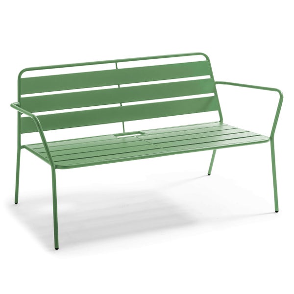 Grüne Gartenbank aus Metall, Zweisitzer mit Armlehnen und Rückenlehne in Latten-Optik.