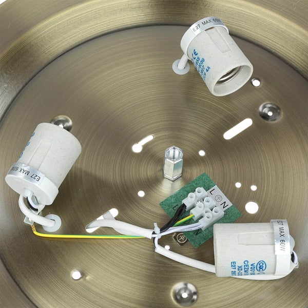 Innenansicht einer Deckenleuchte mit E27 Fassungen und Anschlussklemmen