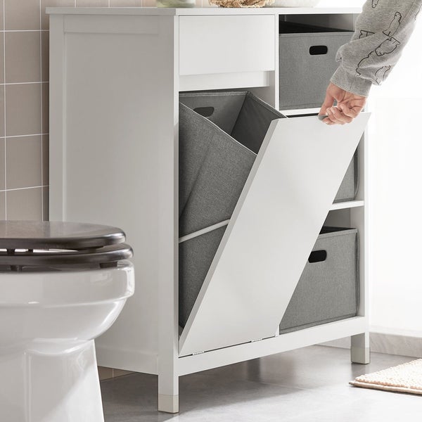 Weißer Badezimmerschrank mit Kippfach und Textilboxen neben Toilette