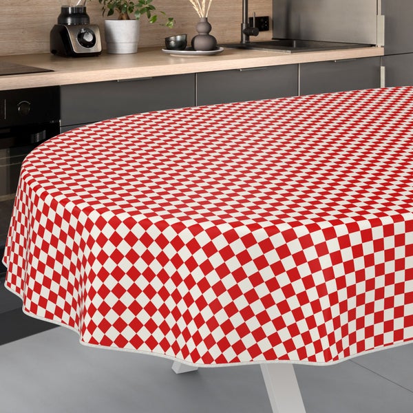 Tischdecke mit rot-weißem Schachbrettmuster auf einem Küchentisch