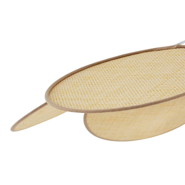 Detail eines ovalen, geflochtenen Lampenschirms oder Deckenventilator-Flügels mit feiner Struktur und eingefassten Kanten.