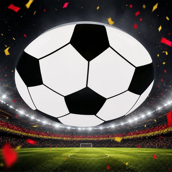 Fußball vor einer beleuchteten Stadionkulisse mit Konfetti