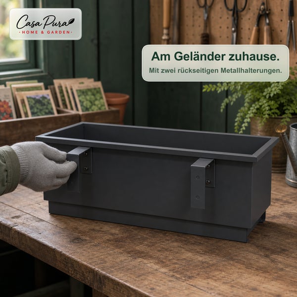 Rechteckiger Blumenkasten aus Metall mit zwei rückseitigen Halterungen für die Montage am Geländer.