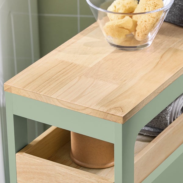 Detailaufnahme eines Badmöbels mit Ablageflächen für Badutensilien