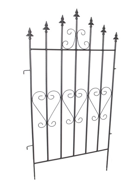 Nahaufnahme eines runden Betonbrunnens mit Wasser und einer beleuchteten Fontäne.