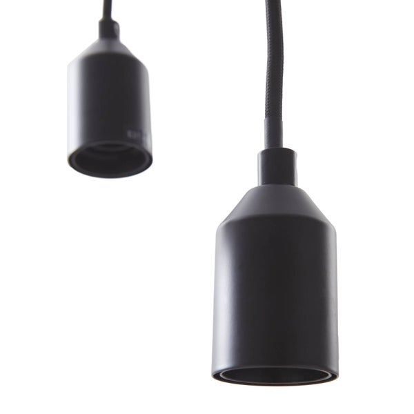 Zwei schwarze Lampenfassungen mit Kabel hängen von der Decke