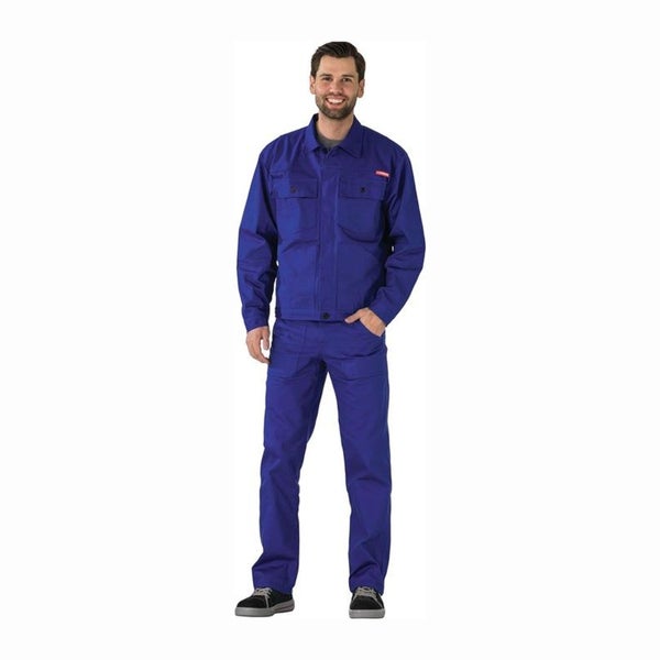 Ein Mann steht lächelnd in blauer Arbeitskleidung bestehend aus Arbeitsjacke und Arbeitshose.