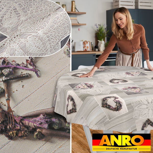 Runde Tischdecke mit Holzoptik, floralen Herz-Kränzen und Spitzenmustern in einer Küche und Detailansichten. ANRO Logo.