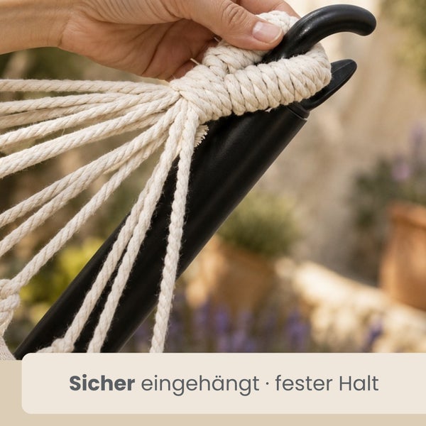 Nahaufnahme der Seilaufhängung einer Hängematte an einem schwarzen Metallgestell für einen sicheren Halt.