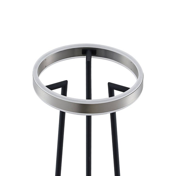 Detailansicht eines runden Lichtrings auf einem schwarzen Stativgestell aus Metall.