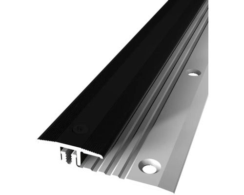 Detailaufnahme einer grünen Gartenstuhlauflage mit Befestigungsband aus Holz und Metall