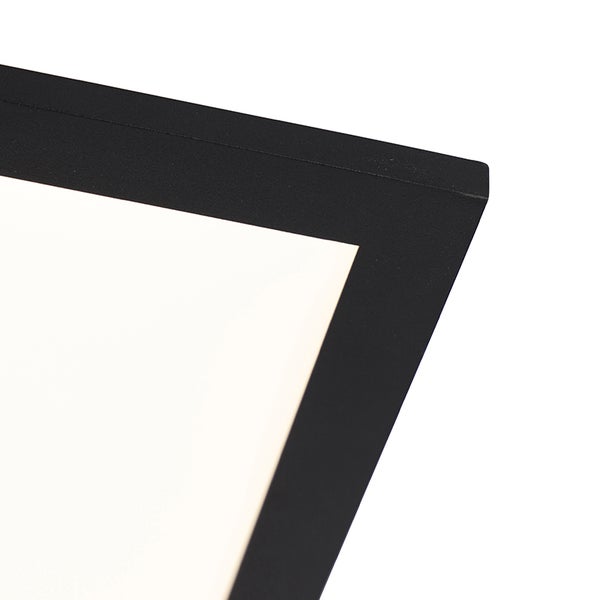 Detailansicht eines schwarzen Bilderrahmens mit einem weißen Blatt Papier