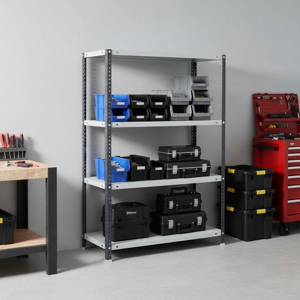 Aufgeräumte Werkstatt mit einem Metallregal, bestückt mit Sichtlagerkästen und Werkzeugkoffern, neben einer Werkbank und einem Werkstattwagen.