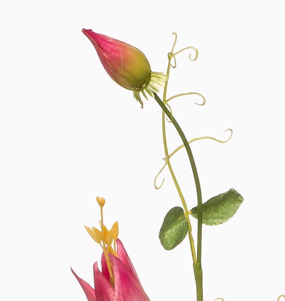 Künstlicher Lilienzweig mit einer pinkfarbenen Blüte und grünen Blättern.