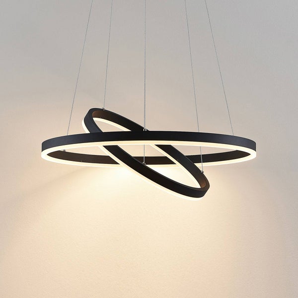 Moderne LED-Pendelleuchte mit zwei ineinander verschlungenen schwarzen Ringen und integrierter Lichtquelle.