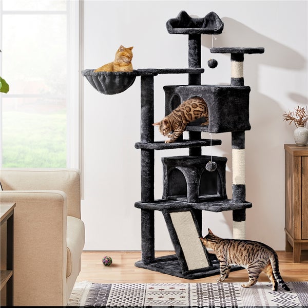 Kratzbaum mit Liegeflächen und Katzen