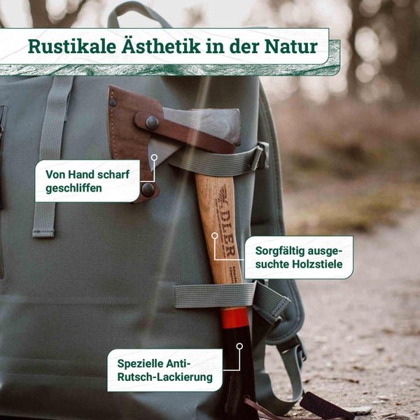 Adler Axt mit Holzstiel und Lederschneidenschutz an einem Rucksack befestigt, hervorgehoben durch Beschreibungen zu Schliff, Holz und Lackierung.