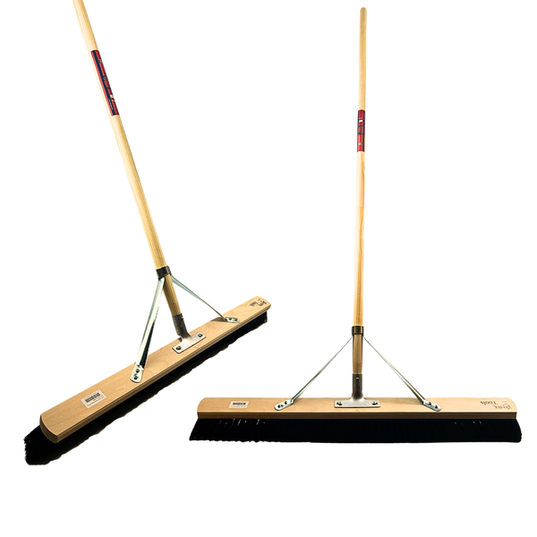 Zwei Straßenbesen mit Holzstiel und schwarzen Borsten