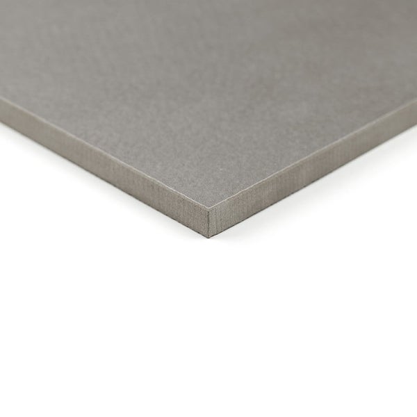 Graue Bodenfliese in quadratischer Form mit matter Oberfläche