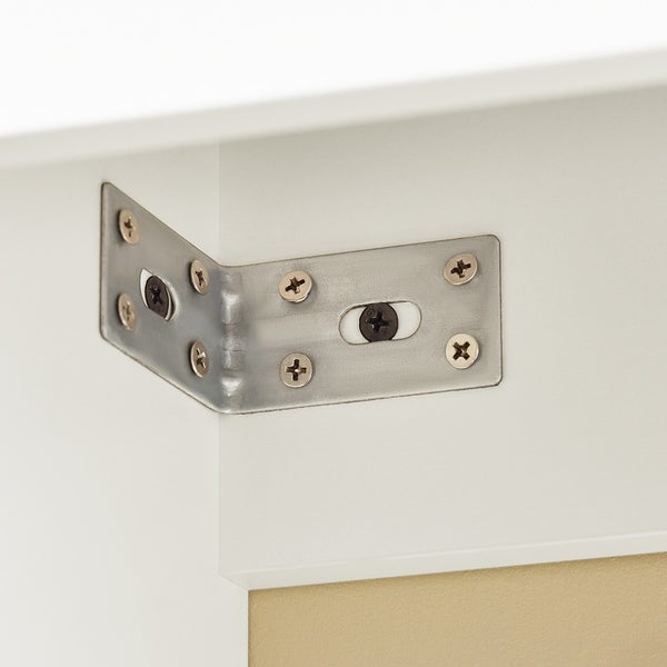 Befestigungswinkel aus Metall mit Schrauben zur Eckverbindung