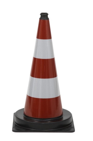 Balkonszene mit Gartentisch und zwei Gartenstühlen mit Frühstücksgedecken