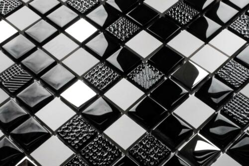 Detailaufnahme von Mosaikfliesen mit quadratischen, schwarzen und weißen Mustern