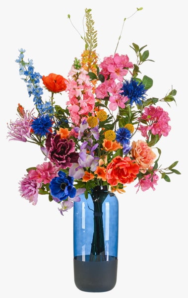 Nahaufnahme eines farbenfrohen Arrangements aus Kunstblumen mit Rittersporn, Mohn, Löwenmäulchen und Azaleen.