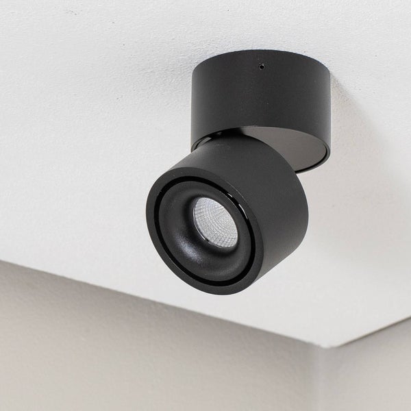 Schwarzer Deckenstrahler in zylindrischer Form, verstellbarer Aufbauspot aus Metall für die Innenbeleuchtung.