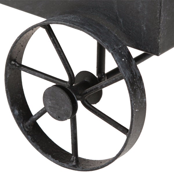 Detailaufnahme eines Metallrades an einem Wagen