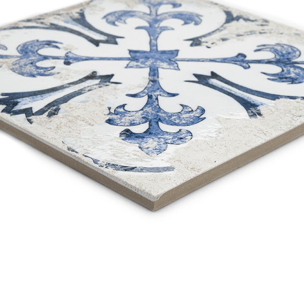 Quadratische Wandfliese mit antikem Ornamentmuster im Vintage Stil für den Innenbereich