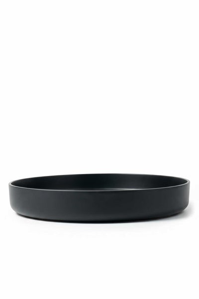 Runde, flache Pflanzschale in Schwarz mit mattem Finish.
