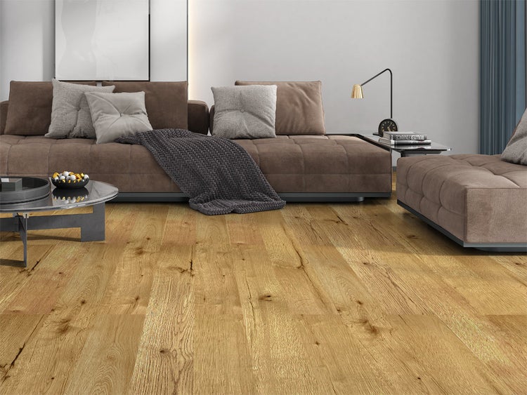 Modernes Wohnzimmer mit hellem Parkettboden in Eichenoptik, braunem Polstersofa mit Kissen und einem runden Couchtisch.