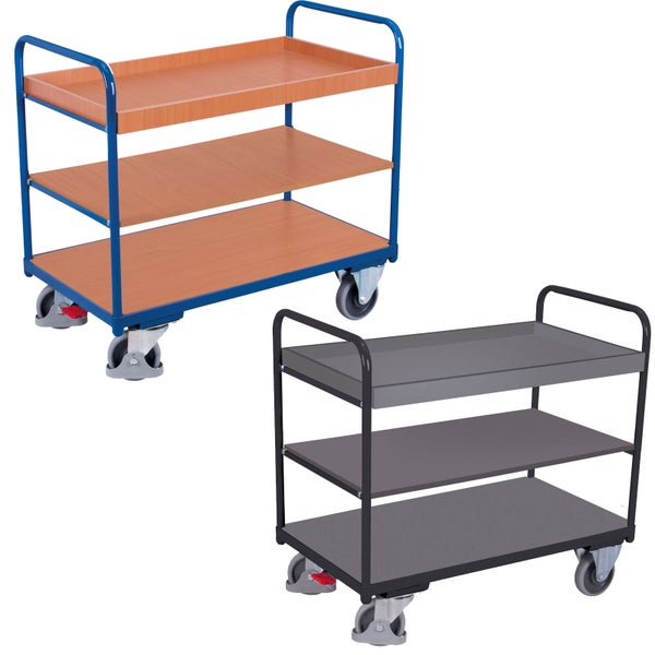 Etagenwagen mit drei Ebenen, Metallrahmen und vier Lenkrollen. Die oberste Ablagefläche verfügt über einen erhöhten Rand.