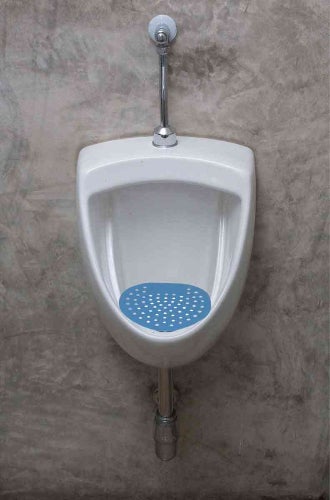 Urinal aus Keramik mit einem Urinal-Sieb.