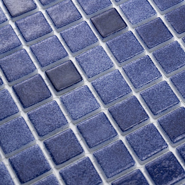 Quadratische Mosaikfliesen auf Netzmatte für Wandverkleidungen im Innenbereich.