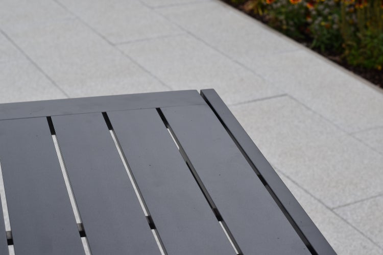 Detailansicht einer grauen Gartentischplatte mit Lattenstruktur