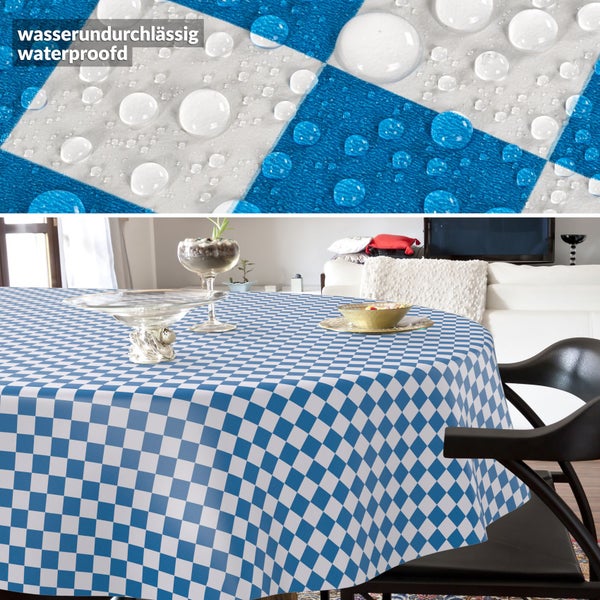 Karo-Tischdecke auf einem runden Tisch in einem hellen Wohnzimmer, Material ist wasserundurchlässig mit Wassertropfen im Detail.