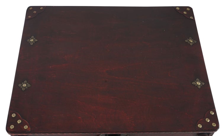 Dekorative Holzkiste mit Metallbeschlägen