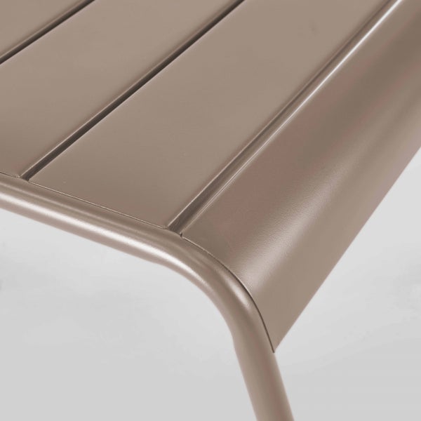 Detailansicht einer Gartenmöbel-Oberfläche mit Metalllamellen und abgerundetem Rahmen.