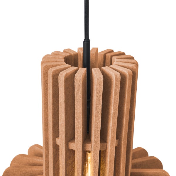 Pendelleuchte mit braunen Lamellen aus Filz und schwarzem Kabel in der Detailansicht.