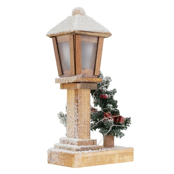 ECD Germany Dekorative Holz-Weihnachtslaterne mit LED-Beleuchtung, Warmweiß, 19x11,5x37 cm, batteriebetrieben, Timer, Deko Holzlaterne & Tanne beschneit, Weihnachtsdeko Innen, Weihnachtsdekoration