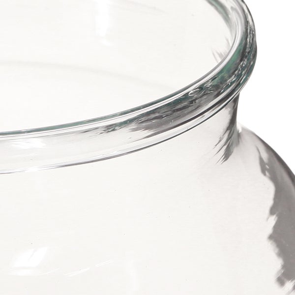 Nahaufnahme eines Glasgefäßes aus Klarglas mit abgerundetem Rand und weiter Öffnung.