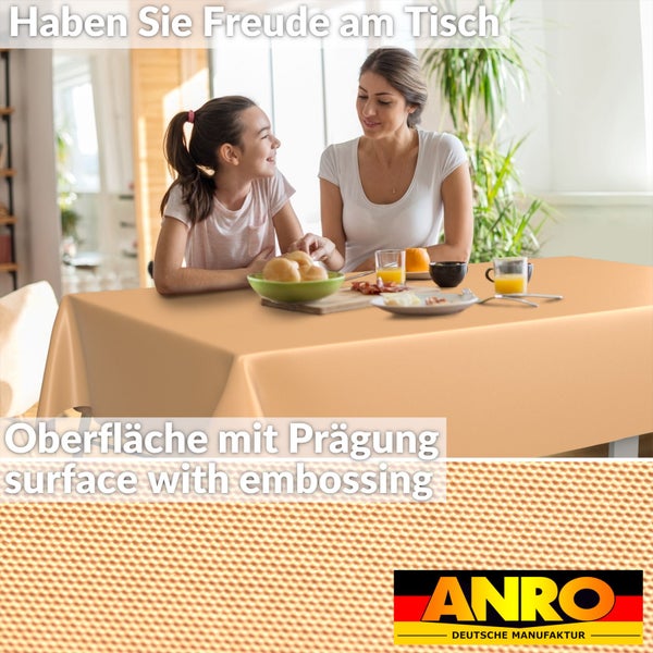Mutter und Kind an einem Esstisch mit einer abwaschbaren Tischdecke mit geprägter Oberfläche sowie Detailansicht der Struktur. ANRO Logo.